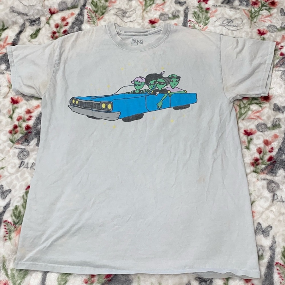 Alab Medium Graphic T-shirt with aliens in a low ridder
